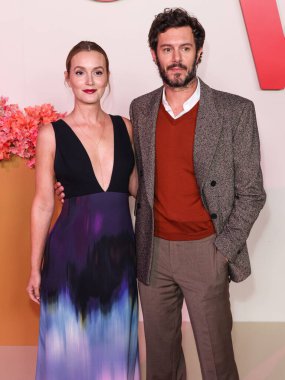 Chopard ve kocası Adam Brody tarafından Caroline 'ın Couture' ını giyen Leighton Meester, Netflix 'in 