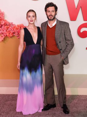 Chopard ve kocası Adam Brody tarafından Caroline 'ın Couture' ını giyen Leighton Meester, Netflix 'in 