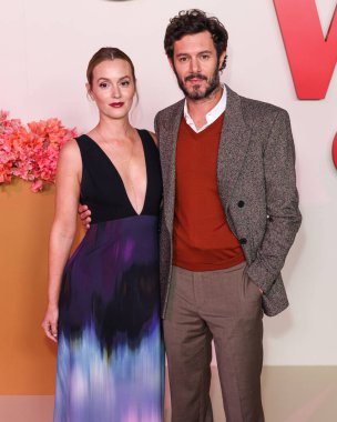 Chopard ve kocası Adam Brody tarafından Caroline 'ın Couture' ını giyen Leighton Meester, Netflix 'in 
