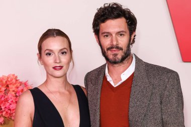 Chopard ve kocası Adam Brody tarafından Caroline 'ın Couture' ını giyen Leighton Meester, Netflix 'in 
