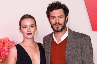 Chopard ve kocası Adam Brody tarafından Caroline 'ın Couture' ını giyen Leighton Meester, Netflix 'in 