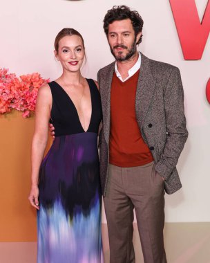 Chopard ve kocası Adam Brody tarafından Caroline 'ın Couture' ını giyen Leighton Meester, Netflix 'in 