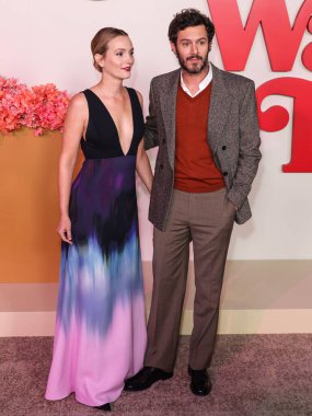 Chopard ve kocası Adam Brody tarafından Caroline 'ın Couture' ını giyen Leighton Meester, Netflix 'in 