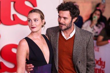 Chopard ve kocası Adam Brody tarafından Caroline 'ın Couture' ını giyen Leighton Meester, Netflix 'in 