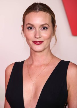 Chopard 'ın Caroline' s Couture 'ını giyen Leighton Meester, Los Angeles' taki Netflix 'in 
