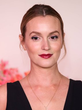 Chopard 'ın Caroline' s Couture 'ını giyen Leighton Meester, Los Angeles' taki Netflix 'in 