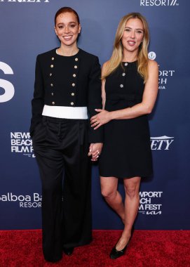 İngiliz aktris Erin Kellyman ve Amerikalı aktris Scarlett Johansson, 19 Ekim 2025 'te Newport Beach, Orange County, ABD' de düzenlenen 26. Newport Beach Film Festivali Onur ve Variety 'nin izlenecek 10 Oyuncusu' na geldiler..