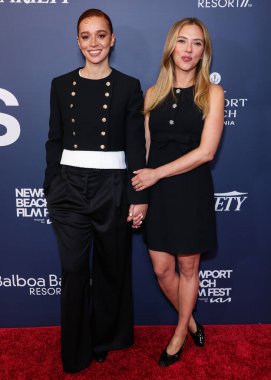 İngiliz aktris Erin Kellyman ve Amerikalı aktris Scarlett Johansson, 19 Ekim 2025 'te Newport Beach, Orange County, ABD' de düzenlenen 26. Newport Beach Film Festivali Onur ve Variety 'nin izlenecek 10 Oyuncusu' na geldiler..