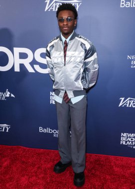 Amerikalı müzisyen ve aktör Miles Caton, 26. Geleneksel Newport Sahili Film Festivali Onur ve Variety 'nin 10 İzlenecek Oyuncusu' nun 19 Ekim 2025 'te Newport Beach, Orange County, Kaliforniya, ABD' de gerçekleştirdiği Balboa Bay Resort 'a geldi..