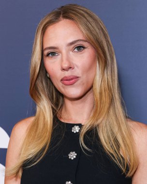 Prada giyen Amerikalı aktris, şarkıcı ve model Scarlett Johansson, 19 Ekim 2025 'te Newport Beach, Orange County, ABD' de düzenlenen 26. Newport Beach Film Festivali Onur ve Variety 'nin izlenecek 10 Oyuncusu' na geldi..