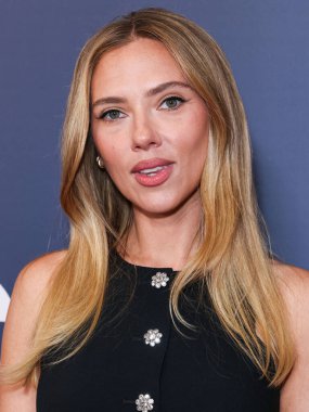 Prada giyen Amerikalı aktris, şarkıcı ve model Scarlett Johansson, 19 Ekim 2025 'te Newport Beach, Orange County, ABD' de düzenlenen 26. Newport Beach Film Festivali Onur ve Variety 'nin izlenecek 10 Oyuncusu' na geldi..