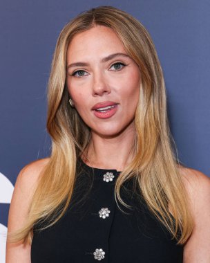 Prada giyen Amerikalı aktris, şarkıcı ve model Scarlett Johansson, 19 Ekim 2025 'te Newport Beach, Orange County, ABD' de düzenlenen 26. Newport Beach Film Festivali Onur ve Variety 'nin izlenecek 10 Oyuncusu' na geldi..