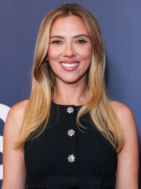 Prada giyen Amerikalı aktris, şarkıcı ve model Scarlett Johansson, 19 Ekim 2025 'te Newport Beach, Orange County, ABD' de düzenlenen 26. Newport Beach Film Festivali Onur ve Variety 'nin izlenecek 10 Oyuncusu' na geldi..