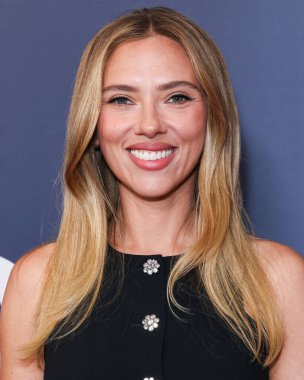Prada giyen Amerikalı aktris, şarkıcı ve model Scarlett Johansson, 19 Ekim 2025 'te Newport Beach, Orange County, ABD' de düzenlenen 26. Newport Beach Film Festivali Onur ve Variety 'nin izlenecek 10 Oyuncusu' na geldi..