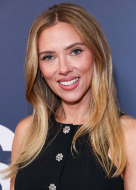 Prada giyen Amerikalı aktris, şarkıcı ve model Scarlett Johansson, 19 Ekim 2025 'te Newport Beach, Orange County, ABD' de düzenlenen 26. Newport Beach Film Festivali Onur ve Variety 'nin izlenecek 10 Oyuncusu' na geldi..