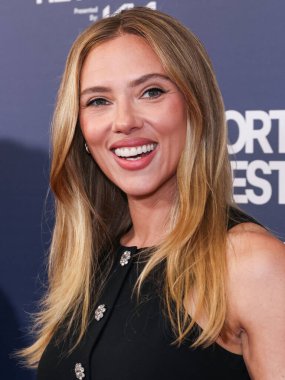 Prada giyen Amerikalı aktris, şarkıcı ve model Scarlett Johansson, 19 Ekim 2025 'te Newport Beach, Orange County, ABD' de düzenlenen 26. Newport Beach Film Festivali Onur ve Variety 'nin izlenecek 10 Oyuncusu' na geldi..