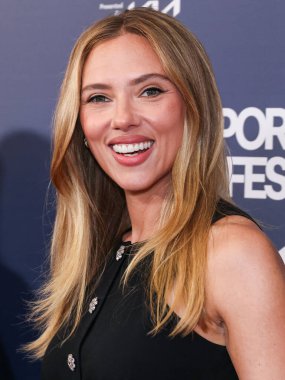 Prada giyen Amerikalı aktris, şarkıcı ve model Scarlett Johansson, 19 Ekim 2025 'te Newport Beach, Orange County, ABD' de düzenlenen 26. Newport Beach Film Festivali Onur ve Variety 'nin izlenecek 10 Oyuncusu' na geldi..