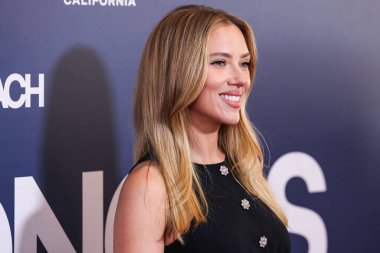 Prada giyen Amerikalı aktris, şarkıcı ve model Scarlett Johansson, 19 Ekim 2025 'te Newport Beach, Orange County, ABD' de düzenlenen 26. Newport Beach Film Festivali Onur ve Variety 'nin izlenecek 10 Oyuncusu' na geldi..