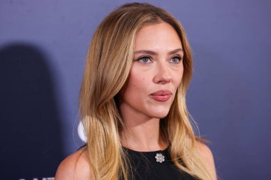 Prada giyen Amerikalı aktris, şarkıcı ve model Scarlett Johansson, 19 Ekim 2025 'te Newport Beach, Orange County, ABD' de düzenlenen 26. Newport Beach Film Festivali Onur ve Variety 'nin izlenecek 10 Oyuncusu' na geldi..