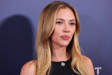 Prada giyen Amerikalı aktris, şarkıcı ve model Scarlett Johansson, 19 Ekim 2025 'te Newport Beach, Orange County, ABD' de düzenlenen 26. Newport Beach Film Festivali Onur ve Variety 'nin izlenecek 10 Oyuncusu' na geldi..