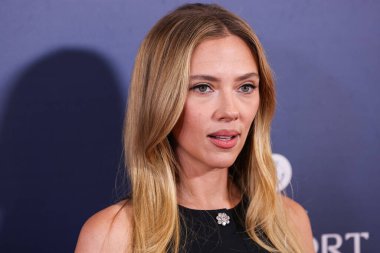 Prada giyen Amerikalı aktris, şarkıcı ve model Scarlett Johansson, 19 Ekim 2025 'te Newport Beach, Orange County, ABD' de düzenlenen 26. Newport Beach Film Festivali Onur ve Variety 'nin izlenecek 10 Oyuncusu' na geldi..