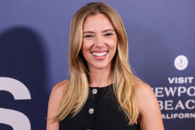 Prada giyen Amerikalı aktris, şarkıcı ve model Scarlett Johansson, 19 Ekim 2025 'te Newport Beach, Orange County, ABD' de düzenlenen 26. Newport Beach Film Festivali Onur ve Variety 'nin izlenecek 10 Oyuncusu' na geldi..