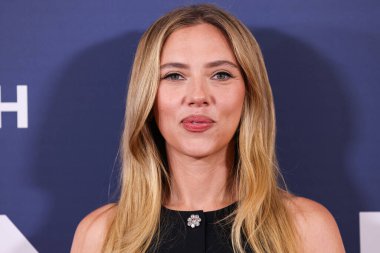 Prada giyen Amerikalı aktris, şarkıcı ve model Scarlett Johansson, 19 Ekim 2025 'te Newport Beach, Orange County, ABD' de düzenlenen 26. Newport Beach Film Festivali Onur ve Variety 'nin izlenecek 10 Oyuncusu' na geldi..