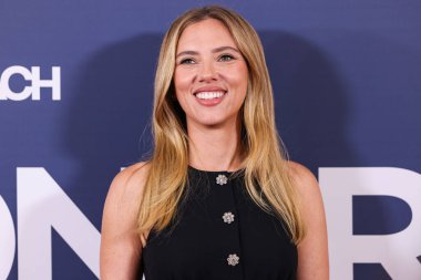 Prada giyen Amerikalı aktris, şarkıcı ve model Scarlett Johansson, 19 Ekim 2025 'te Newport Beach, Orange County, ABD' de düzenlenen 26. Newport Beach Film Festivali Onur ve Variety 'nin izlenecek 10 Oyuncusu' na geldi..