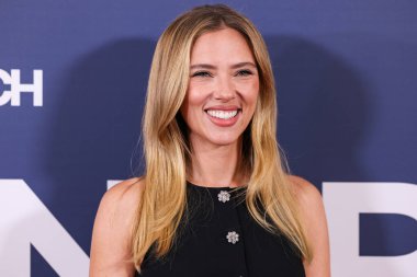 Prada giyen Amerikalı aktris, şarkıcı ve model Scarlett Johansson, 19 Ekim 2025 'te Newport Beach, Orange County, LA, ABD' de düzenlenen 26. Newport Beach Film Festivali Onur ve Variety 'nin izlenecek 10 Oyuncusu' na geldi..