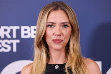 Prada giyen Amerikalı aktris, şarkıcı ve model Scarlett Johansson, 19 Ekim 2025 'te Newport Beach, Orange County, ABD' de düzenlenen 26. Newport Beach Film Festivali Onur ve Variety 'nin izlenecek 10 Oyuncusu' na geldi..