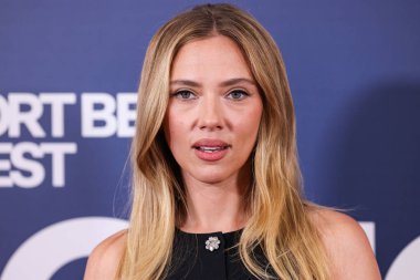 Prada giyen Amerikalı aktris, şarkıcı ve model Scarlett Johansson, 19 Ekim 2025 'te Newport Beach, Orange County, ABD' de düzenlenen 26. Newport Beach Film Festivali Onur ve Variety 'nin izlenecek 10 Oyuncusu' na geldi..