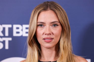 Prada giyen Amerikalı aktris, şarkıcı ve model Scarlett Johansson, 19 Ekim 2025 'te Newport Beach, Orange County, ABD' de düzenlenen 26. Newport Beach Film Festivali Onur ve Variety 'nin izlenecek 10 Oyuncusu' na geldi..