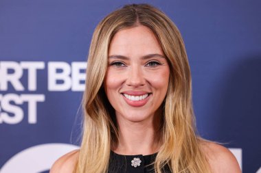 Prada giyen Amerikalı aktris, şarkıcı ve model Scarlett Johansson, 19 Ekim 2025 'te Newport Beach, Orange County, ABD' de düzenlenen 26. Newport Beach Film Festivali Onur ve Variety 'nin izlenecek 10 Oyuncusu' na geldi..