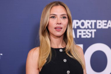 Prada giyen Amerikalı aktris, şarkıcı ve model Scarlett Johansson, 19 Ekim 2025 'te Newport Beach, Orange County, ABD' de düzenlenen 26. Newport Beach Film Festivali Onur ve Variety 'nin izlenecek 10 Oyuncusu' na geldi..