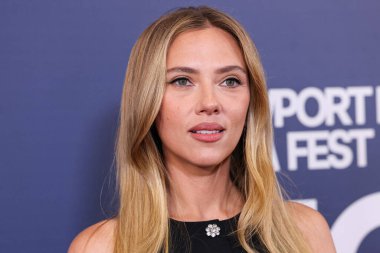 Prada giyen Amerikalı aktris, şarkıcı ve model Scarlett Johansson, 19 Ekim 2025 'te Newport Beach, Orange County, ABD' de düzenlenen 26. Newport Beach Film Festivali Onur ve Variety 'nin izlenecek 10 Oyuncusu' na geldi..