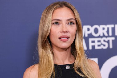 Prada giyen Amerikalı aktris, şarkıcı ve model Scarlett Johansson, 19 Ekim 2025 'te Newport Beach, Orange County, ABD' de düzenlenen 26. Newport Beach Film Festivali Onur ve Variety 'nin izlenecek 10 Oyuncusu' na geldi..