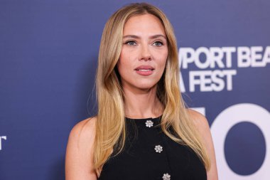 Prada giyen Amerikalı aktris, şarkıcı ve model Scarlett Johansson, 19 Ekim 2025 'te Newport Beach, Orange County, ABD' de düzenlenen 26. Newport Beach Film Festivali Onur ve Variety 'nin izlenecek 10 Oyuncusu' na geldi..