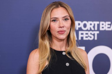 Prada giyen Amerikalı aktris, şarkıcı ve model Scarlett Johansson, 19 Ekim 2025 'te Newport Beach, Orange County, ABD' de düzenlenen 26. Newport Beach Film Festivali Onur ve Variety 'nin izlenecek 10 Oyuncusu' na geldi..