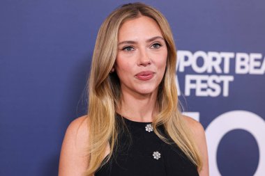Prada giyen Amerikalı aktris, şarkıcı ve model Scarlett Johansson, 19 Ekim 2025 'te Newport Beach, Orange County, ABD' de düzenlenen 26. Newport Beach Film Festivali Onur ve Variety 'nin izlenecek 10 Oyuncusu' na geldi..