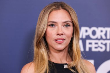 Prada giyen Amerikalı aktris, şarkıcı ve model Scarlett Johansson, 19 Ekim 2025 'te Newport Beach, Orange County, ABD' de düzenlenen 26. Newport Beach Film Festivali Onur ve Variety 'nin izlenecek 10 Oyuncusu' na geldi..