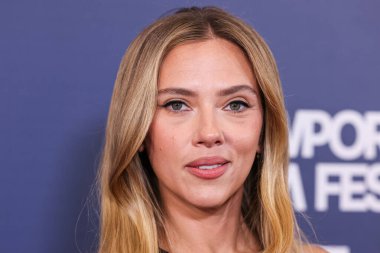 Prada giyen Amerikalı aktris, şarkıcı ve model Scarlett Johansson, 19 Ekim 2025 'te Newport Beach, Orange County, ABD' de düzenlenen 26. Newport Beach Film Festivali Onur ve Variety 'nin izlenecek 10 Oyuncusu' na geldi..