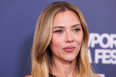 Prada giyen Amerikalı aktris, şarkıcı ve model Scarlett Johansson, 19 Ekim 2025 'te Newport Beach, Orange County, ABD' de düzenlenen 26. Newport Beach Film Festivali Onur ve Variety 'nin izlenecek 10 Oyuncusu' na geldi..
