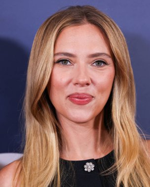 Prada giyen Amerikalı aktris, şarkıcı ve model Scarlett Johansson, 19 Ekim 2025 'te Newport Beach, Orange County, ABD' de düzenlenen 26. Newport Beach Film Festivali Onur ve Variety 'nin izlenecek 10 Oyuncusu' na geldi..