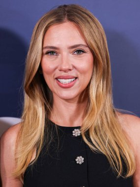 Prada giyen Amerikalı aktris, şarkıcı ve model Scarlett Johansson, 19 Ekim 2025 'te Newport Beach, Orange County, ABD' de düzenlenen 26. Newport Beach Film Festivali Onur ve Variety 'nin izlenecek 10 Oyuncusu' na geldi..