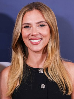 Prada giyen Amerikalı aktris, şarkıcı ve model Scarlett Johansson, 19 Ekim 2025 'te Newport Beach, Orange County, ABD' de düzenlenen 26. Newport Beach Film Festivali Onur ve Variety 'nin izlenecek 10 Oyuncusu' na geldi..
