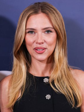 Prada giyen Amerikalı aktris, şarkıcı ve model Scarlett Johansson, 19 Ekim 2025 'te Newport Beach, Orange County, ABD' de düzenlenen 26. Newport Beach Film Festivali Onur ve Variety 'nin izlenecek 10 Oyuncusu' na geldi..