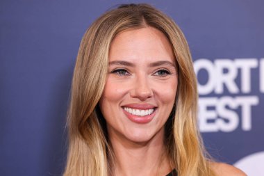 Prada giyen Amerikalı aktris, şarkıcı ve model Scarlett Johansson, 19 Ekim 2025 'te Newport Beach, Orange County, ABD' de düzenlenen 26. Newport Beach Film Festivali Onur ve Variety 'nin izlenecek 10 Oyuncusu' na geldi..