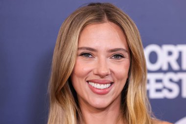 Prada giyen Amerikalı aktris, şarkıcı ve model Scarlett Johansson, 19 Ekim 2025 'te Newport Beach, Orange County, ABD' de düzenlenen 26. Newport Beach Film Festivali Onur ve Variety 'nin izlenecek 10 Oyuncusu' na geldi..