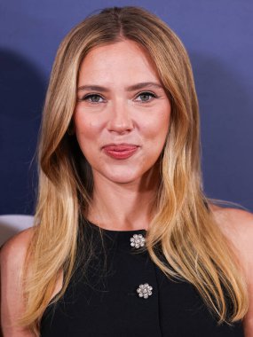 Prada giyen Amerikalı aktris, şarkıcı ve model Scarlett Johansson, 19 Ekim 2025 'te Newport Beach, Orange County, ABD' de düzenlenen 26. Newport Beach Film Festivali Onur ve Variety 'nin izlenecek 10 Oyuncusu' na geldi..