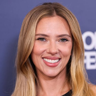 Prada giyen Amerikalı aktris, şarkıcı ve model Scarlett Johansson, 19 Ekim 2025 'te Newport Beach, Orange County, ABD' de düzenlenen 26. Newport Beach Film Festivali Onur ve Variety 'nin izlenecek 10 Oyuncusu' na geldi..